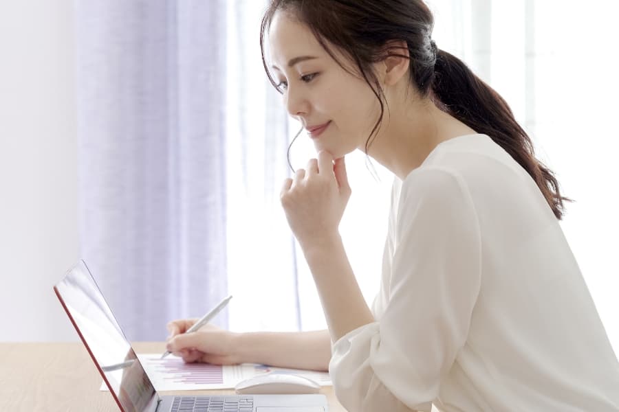 勉強をしている女の人